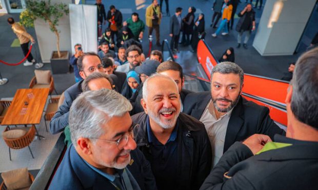 محمدجواد ظریف به «سینماحقیقت» آمد محمدجواد ظریف به «سینماحقیقت» آمد