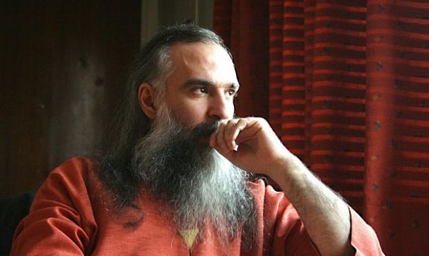 داود آزاد در تالار وحدت از مولانا می‌خواند