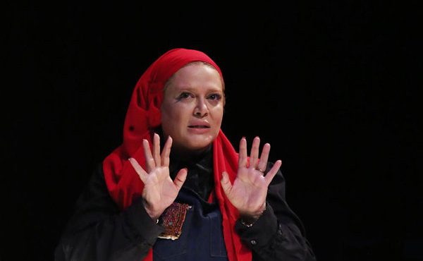 بازگشت بهاره رهنما به تئاتر با «دورهمی زنهای دیکتاتورها» بازگشت بهاره رهنما به تئاتر با «دورهمی زنهای دیکتاتورها»