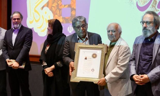 اهدا گواهینامه درجه یک هنری به سیروس الوند اهدا گواهینامه درجه یک هنری به سیروس الوند