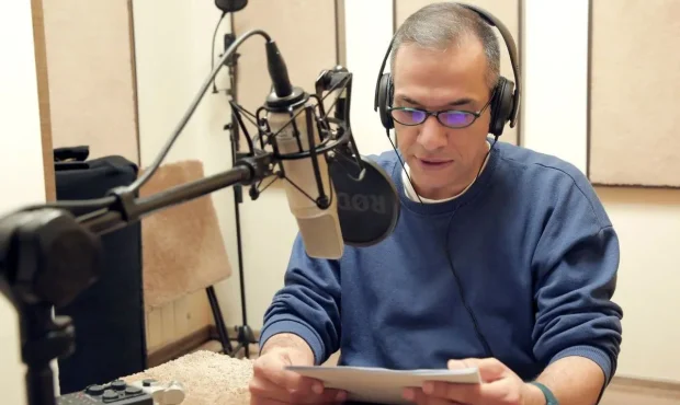 «مرد بارانی» با صدای مجید آقاکریمی شنیدنی شد؛ نسخه توضیح‌دار برای نابینایان
