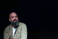 «به کفشات نگاه کن!» مهمان تازه تماشاخانه لبخند شد «به کفشات نگاه کن!» مهمان تازه تماشاخانه لبخند شد