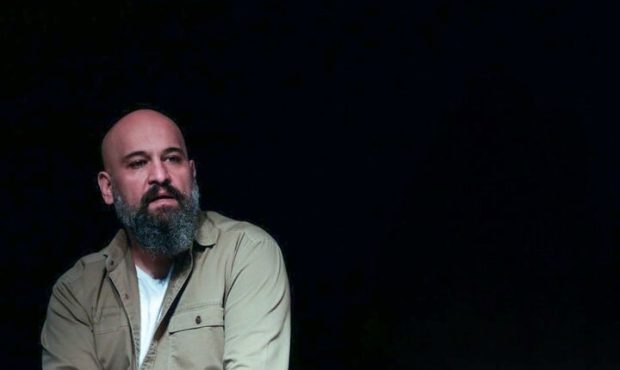 «به کفشات نگاه کن!» مهمان تازه تماشاخانه لبخند شد «به کفشات نگاه کن!» مهمان تازه تماشاخانه لبخند شد