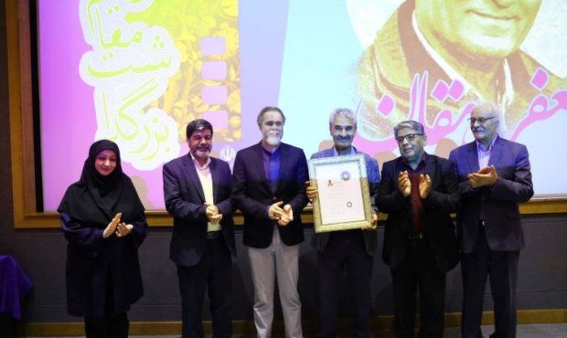 تقدیر از پرکارترین بازیگر سینمای دفاع مقدس تقدیر از پرکارترین بازیگر سینمای دفاع مقدس