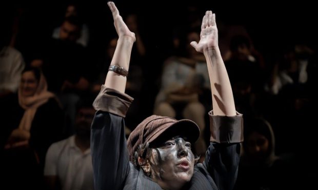 «شب» شهرام گیلآبادی در روزهای پایانی هفته دو نوبت روی صحنه میرود «شب» شهرام گیلآبادی در روزهای پایانی هفته دو نوبت روی صحنه میرود