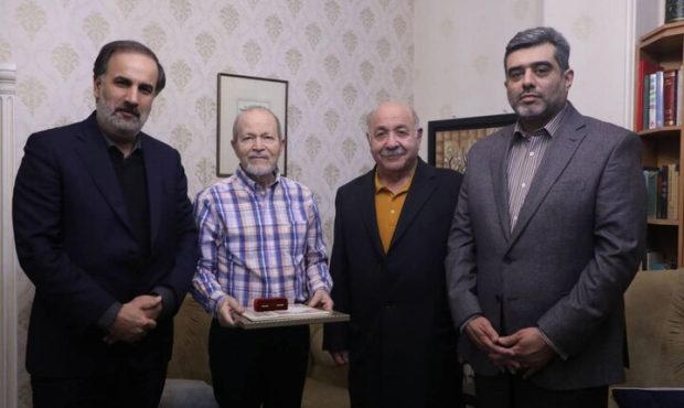 تجلیل معاون امور هنری وزارت ارشاد از کامبیز روشن‌روان، آهنگساز پیشگام موسیقی ایران