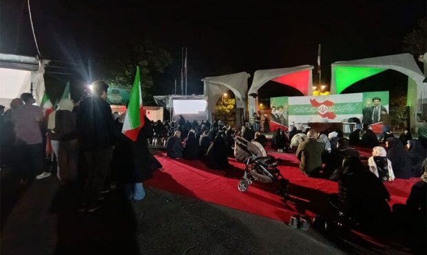 اکران سیار فیلم سینمایی «احمد» در سردر دانشگاه تهران